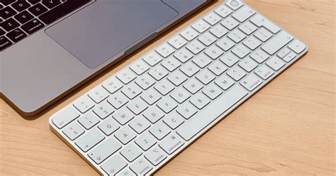 Apple Magic Keyboard na biurku